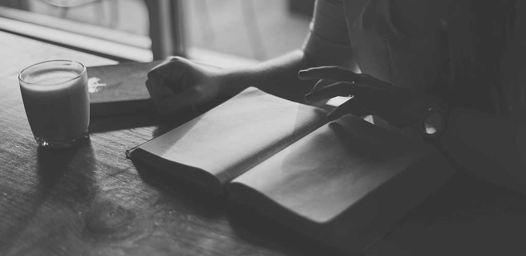 Buch, Bleistift und Papier