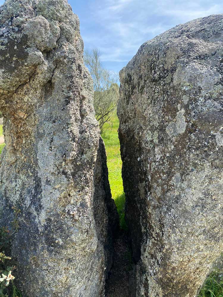 _Osterbild-zwei-Felsen-durchbrochen-Licht