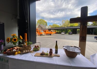 Gabentisch mit Kreuz, Brot, Wein und Trauben
