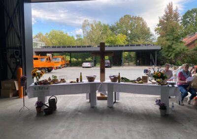 Beide Gabentische mit Kreuz und Teilnehmenden